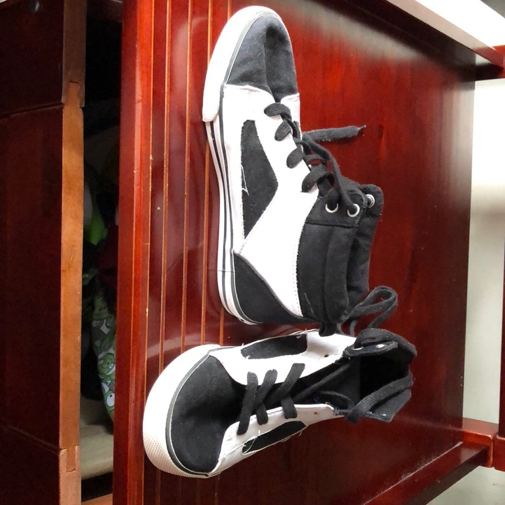 Tennis shoes